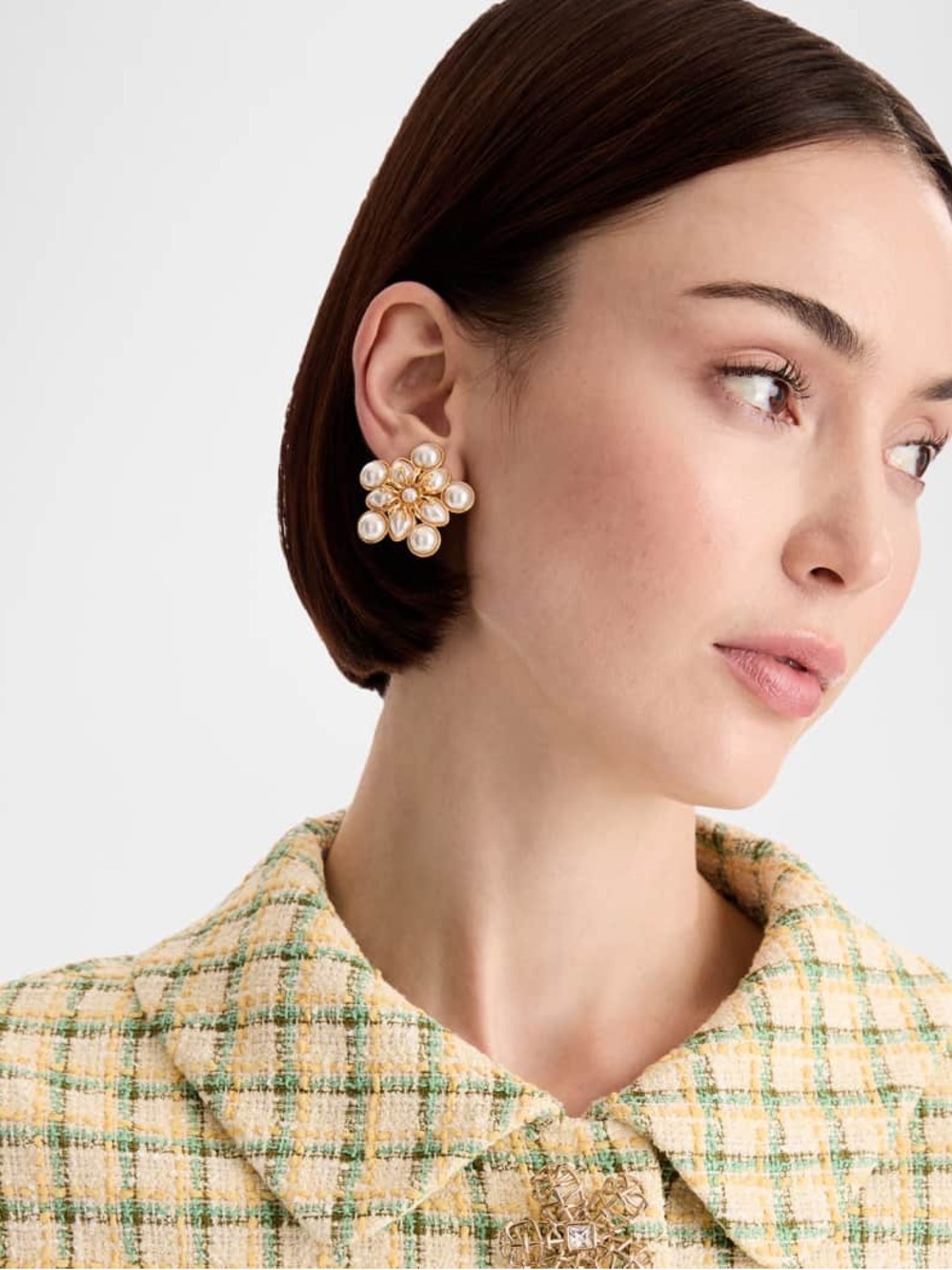 Oscar de la Renta Pearly Flower Small Clip-On Earrings